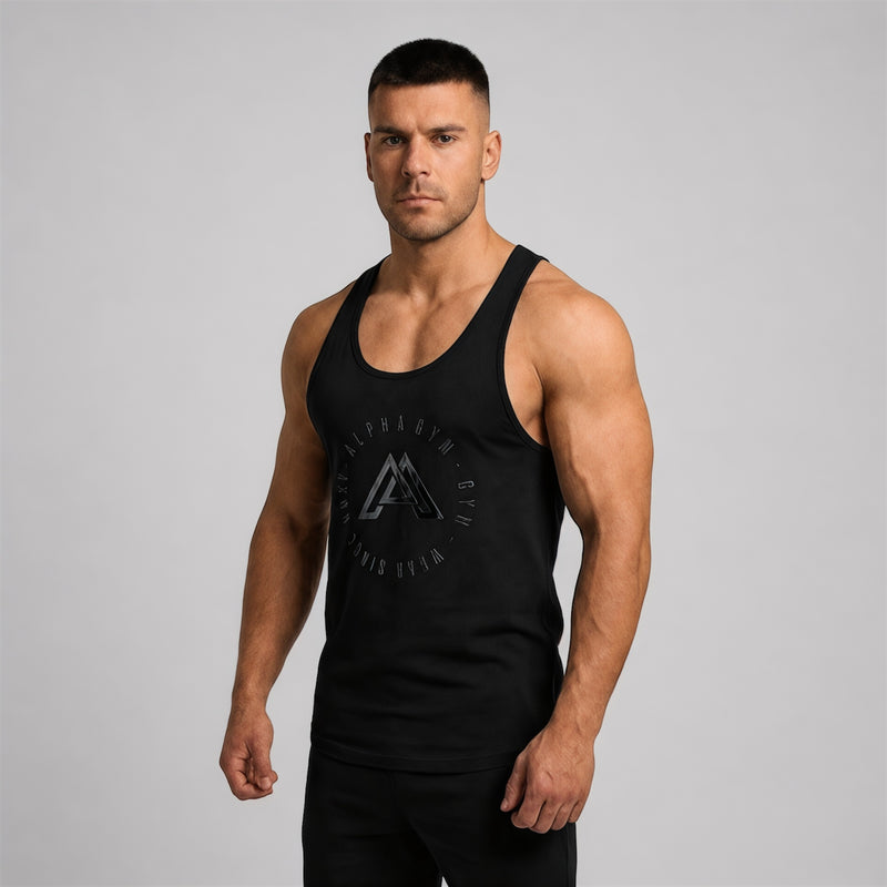 ALPHA GYM SIGNATURE Stringer Black Edition – schwarzes Gym Tanktop Herren