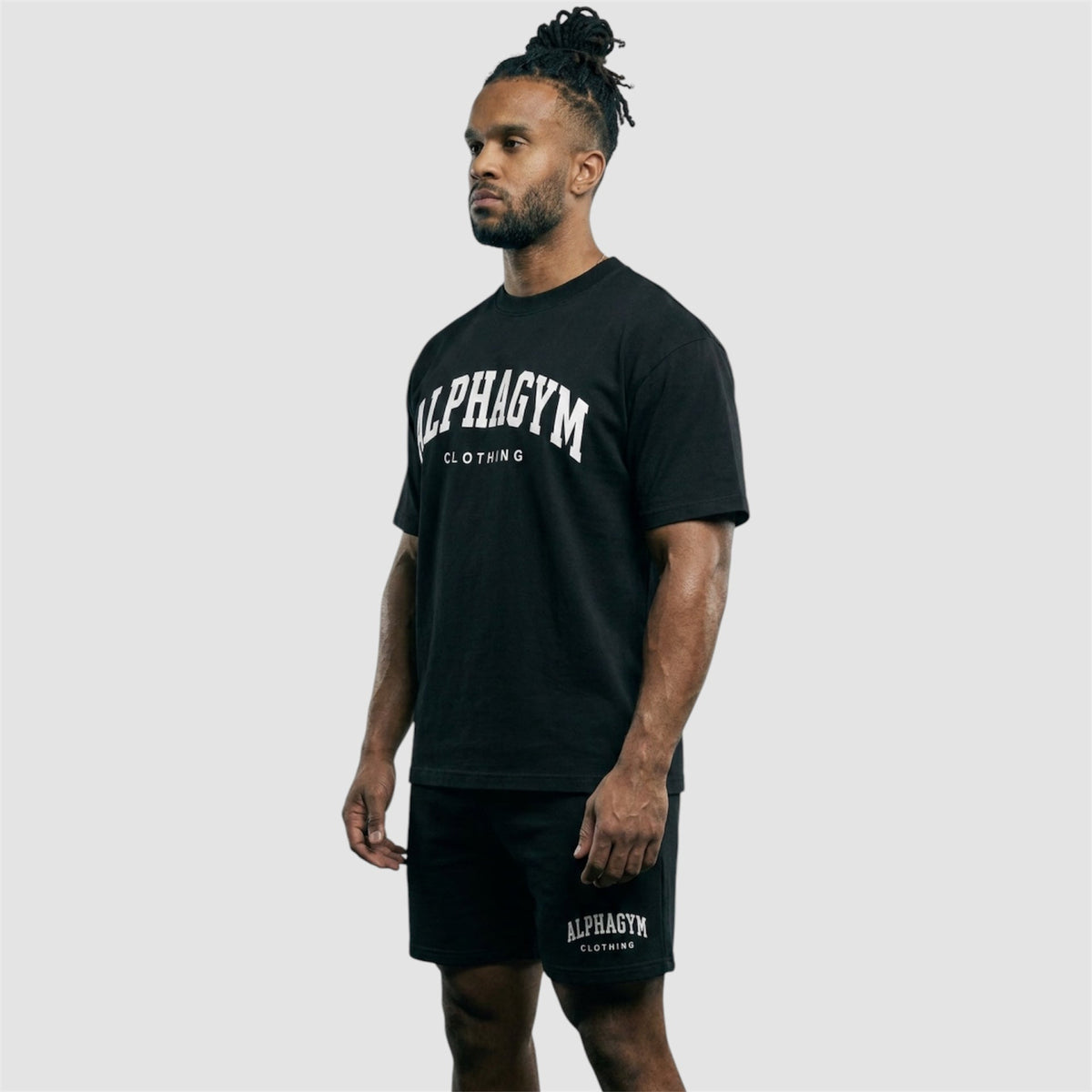 ALPHA GYM "COLLEGE" OVERSIZED FITNESS T-SHIRT BLACK – weitere Ansicht des College Designs